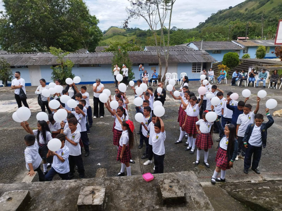 El lunes, la comunidad educativa se reunió para rendir homenaje a Maité.