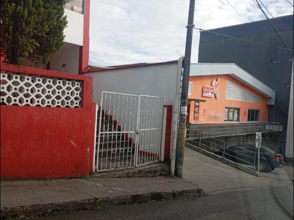 Los delincuentes abordaron a su víctima en una concurrida calle, donde le indicaron que una desgracia la rodeaba.