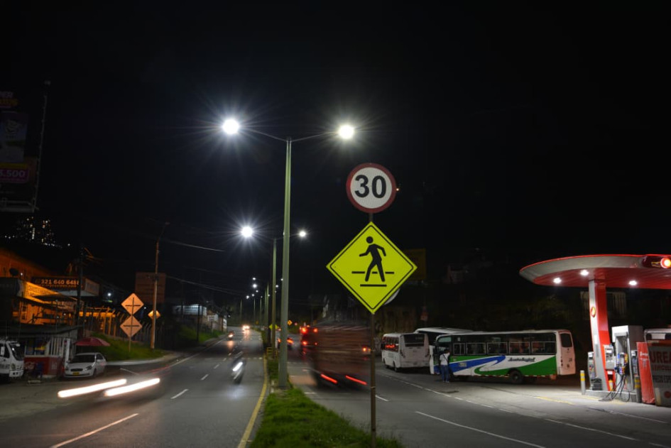 Con luces apagan el peligro. La vía Manizales-Villamaría estrena luminarias desde el lunes (25 de agosto). Conductores celebran la mejora y enumeran los problemas que había.