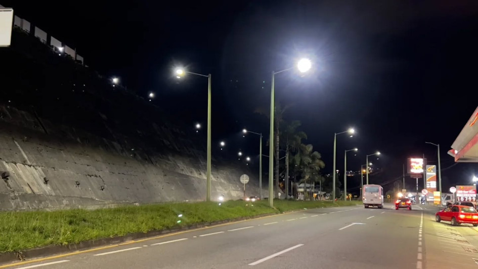 La Gobernación de Caldas anunció que la vía Panamericana, entre Manizales y Villamaría, estrena iluminación gracias a lucha ciudadana que duró 15 años.