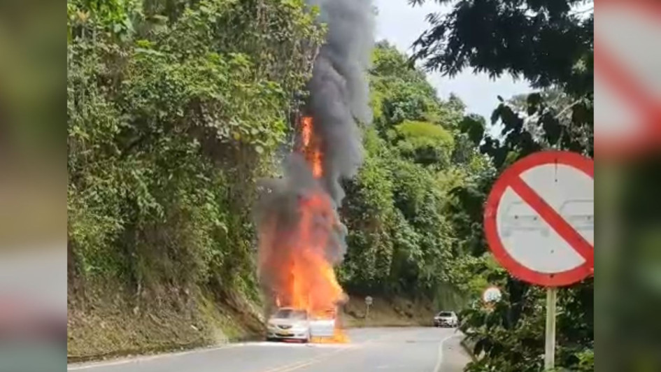 El carro incendiado.