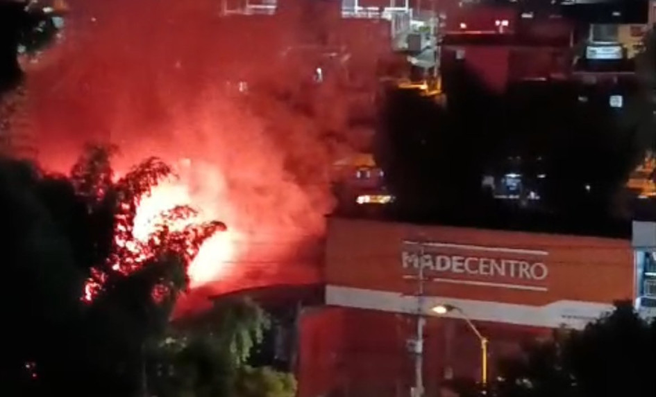 En el barrio San Joaquín varias máquinas de bomberos intentan controlar un incendio 