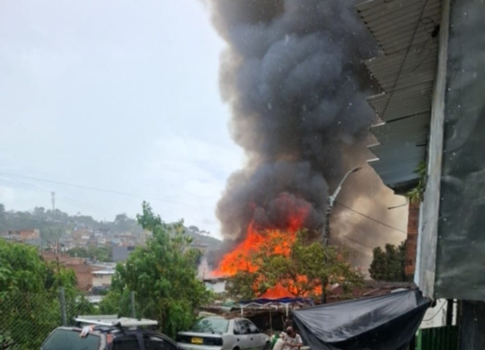 Bomberos y habitantes del sector intentan controlar las llamas