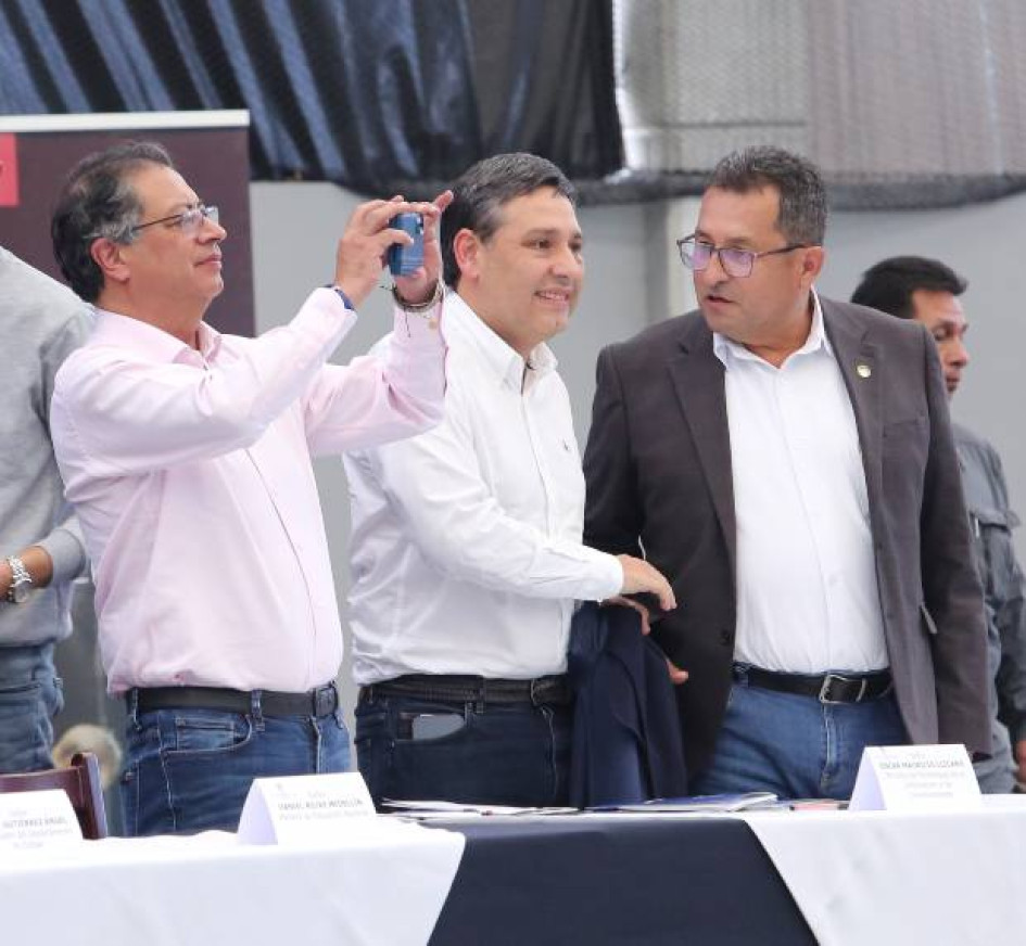 Foto I Archivo I LA PATRIA  El presidente, Gustavo Petro, y el entonces ministro Tic, Mauricio Lizcano, impulsaron y apoyaron con plata la facultad de Inteligencia Artificial e Ingenierías, de la U. de Caldas. Los acompaña el rectopr, Fabio Arias.