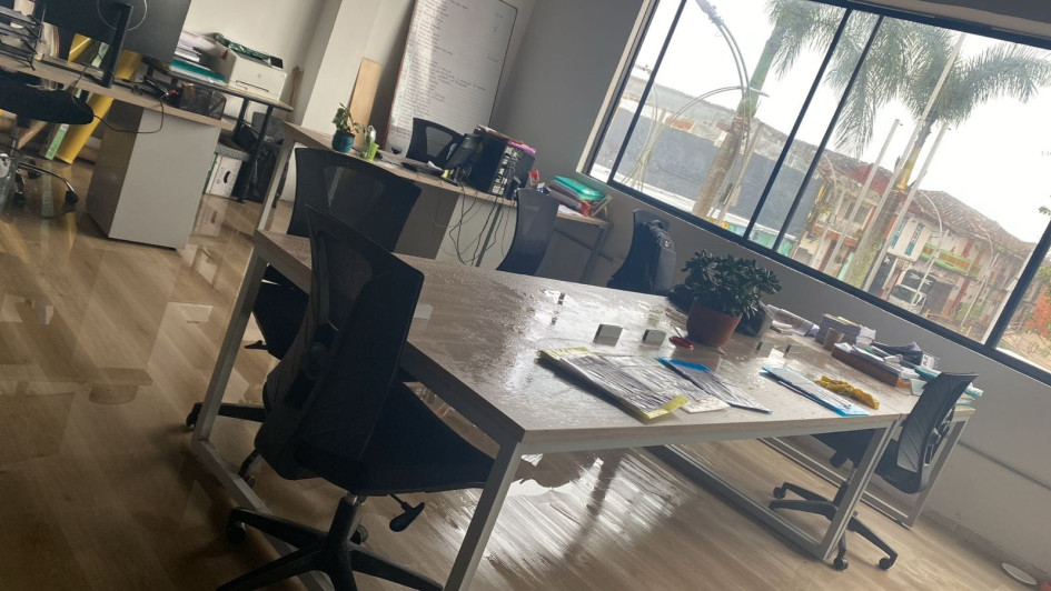 Oficinas de la Alcaldía de Anserma inundadas por la ruptura de un tubo.