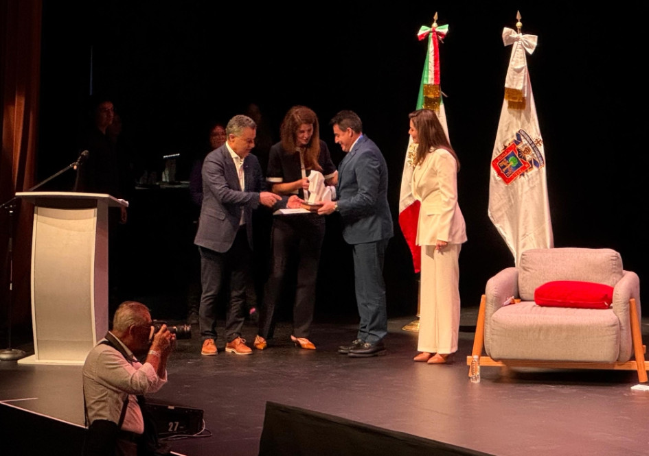 El alcalde de Manizales, Jorge Eduardo Rojas, recibe en Guadalajara (México) el premio que le da el título a la ciudad de la mejor para la vida en América Latina.