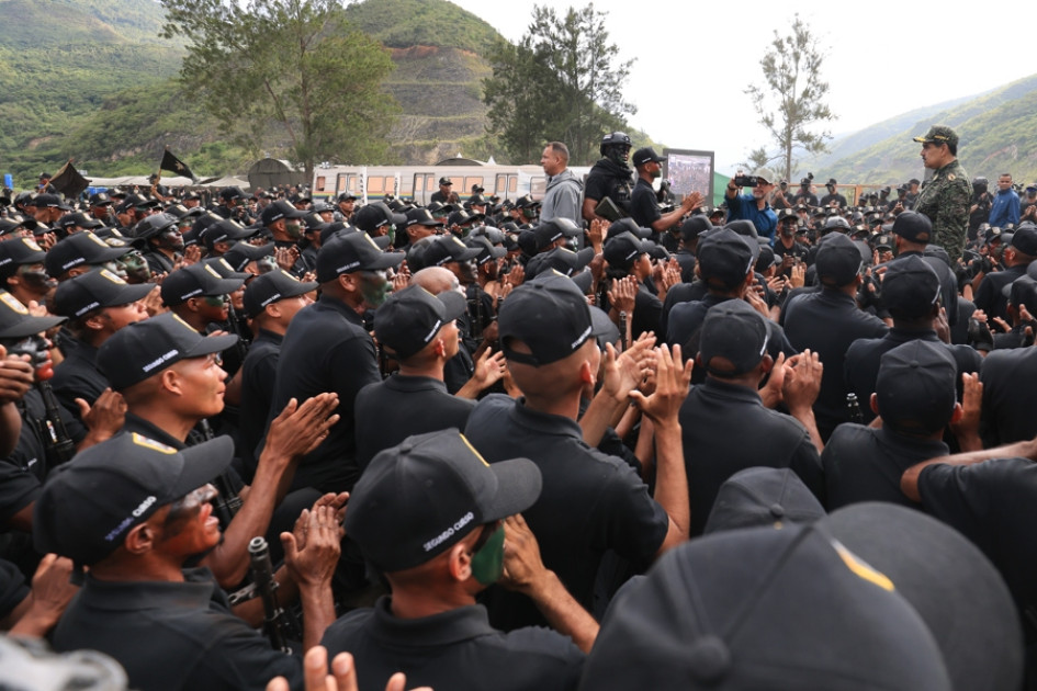 Fotografía cedida por el Palacio de Miraflores donde se observa al presidente de Venezuela, Nicolás Maduro (d), en un acto con militares venezolanos este jueves, en Caracas (Venezuela).