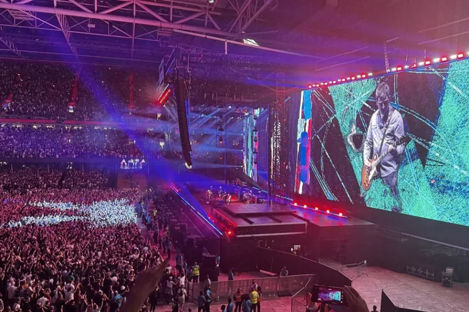 La banda de rock británica Oasis en concierto. 