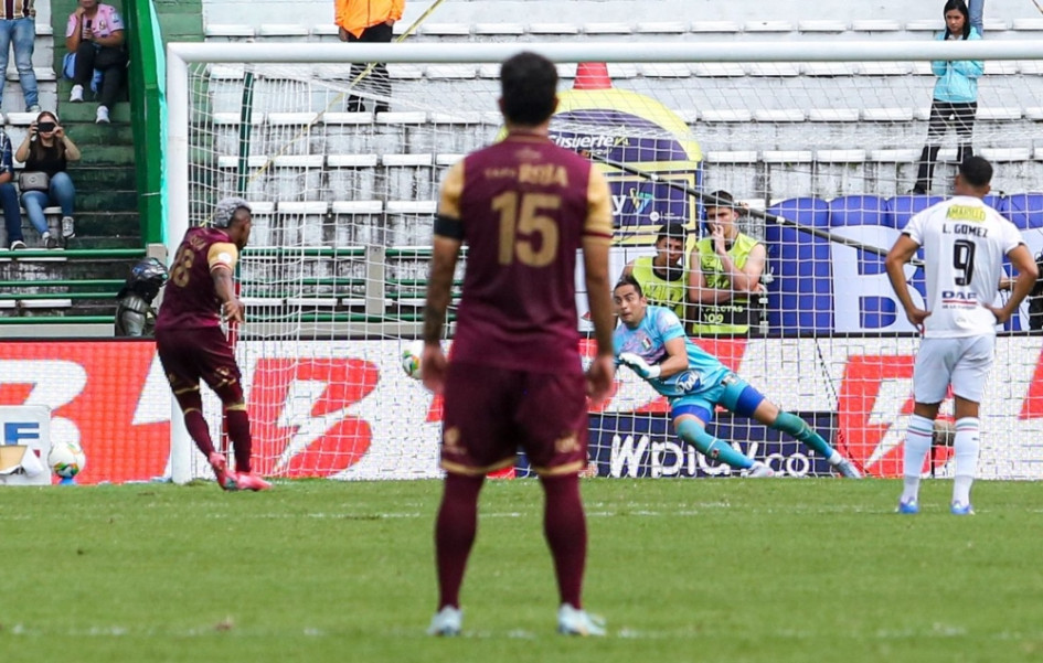 El penal que atajó James Aguirre. El portero del Once Caldas fue la figura ayer en el Palogrande. El Once llegó a 13 fechas sin ganar.