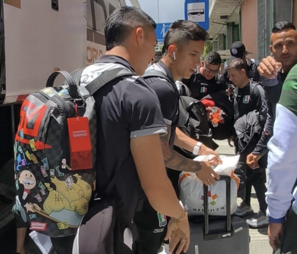 Mateo García y Jefry Zapata en su regreso a Manizales tras la clasificación del Once Caldas a cuartos de final de la Copa Sudamericana.