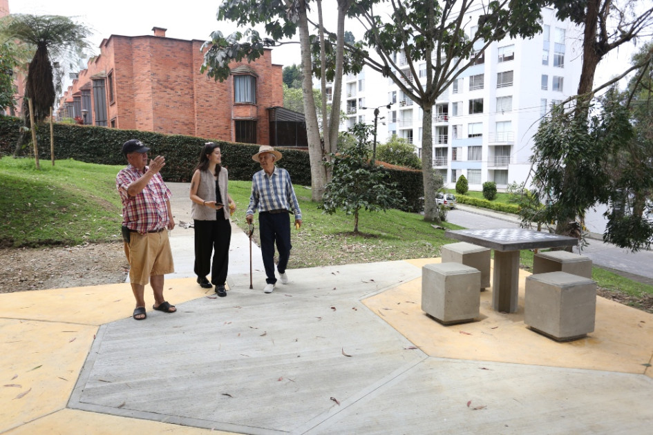 Diego Castaño, Natalia Salazar y su abuelo David Valencia recorren un parque de Palermo, en el Guadual, que hace parte de los remodelados por la Alcaldía de Manizales. Ellos destacan la