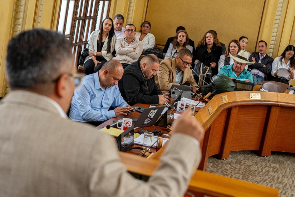 La Asamblea de Caldas aprobó el proyecto de ordenanza que autoriza al Gobernador, Henry Gutiérrez, a comprometer vigencias futuras ordinarias para la ejecución de varios proyectos. 