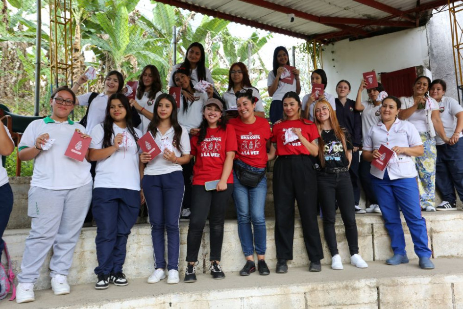 Juliana Toro y Ana Bolena están detrás de la iniciativa Revolución Roja que recorre Caldas hablando de menstruación, regalando copas y toallas reutilizables. En la IE La Trinidad entregaron copas, cartillas informativas y toallas reutilizables a las mujeres de la institución. 