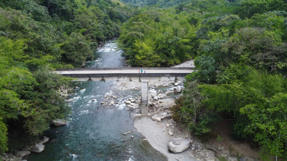 En esta toma aérea captada con dron se observa el momento en que el río Tasajo abraza al río La Miel, formando un encuentro natural de aguas cristalinas.
