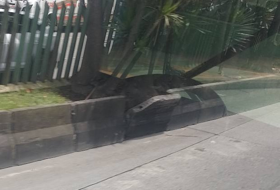 Foto I Cortesía para LA PATRIA  Este recuadro de separador se desprende, poco a poco en la avenida Gilberto Alzate, en el carril de subida por la iglesia de Los Agustinos.