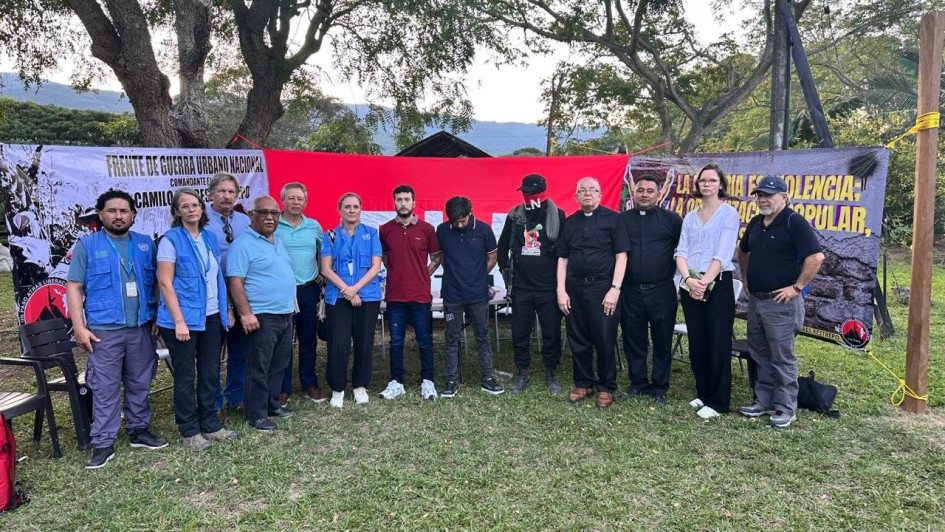 Los soldados liberados con la delegación que los recibió en Cúcuta.