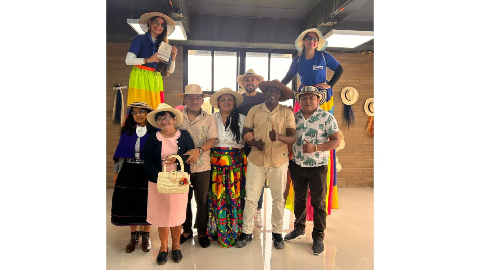 Los participantes luciendo los sombreros artesanales colombianos.