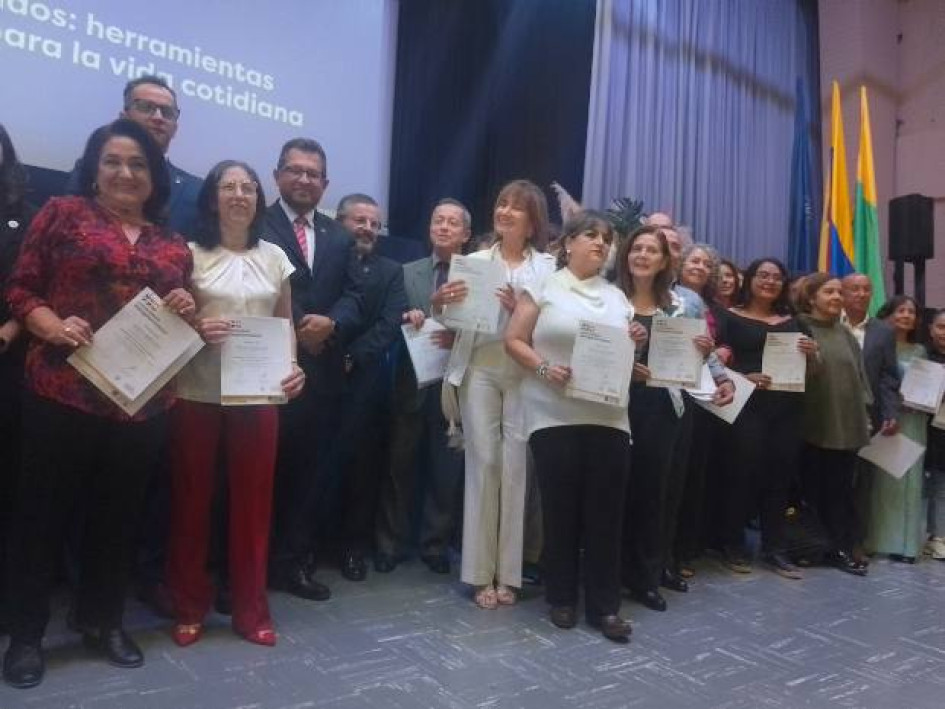 Parte del grupo de graduados del curso de Conectados, de la Universidad Intergeneracional, acompañados por el rector de la U. de Caldas, Fabio Arias