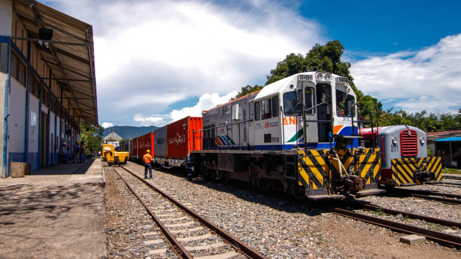 Ad portas de cumplir su tercer año en el poder, el Gobierno Petro puso en marcha los trabajos para mejorar la "columna vertebral" de los trenes en Colombia: la línea férrea La Dorada - Chiriguaná. El viernes se firmó el acta de inicio.