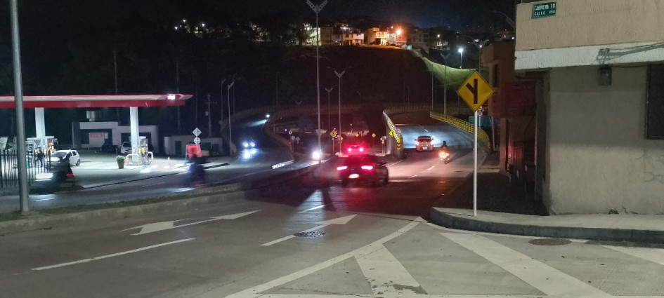 El vandalismo los dejó a oscuras: la Alcaldía de Manizales explica qué pasó con la iluminación del intercambiador vial Los Cedros y cuándo volverá a funcionar.