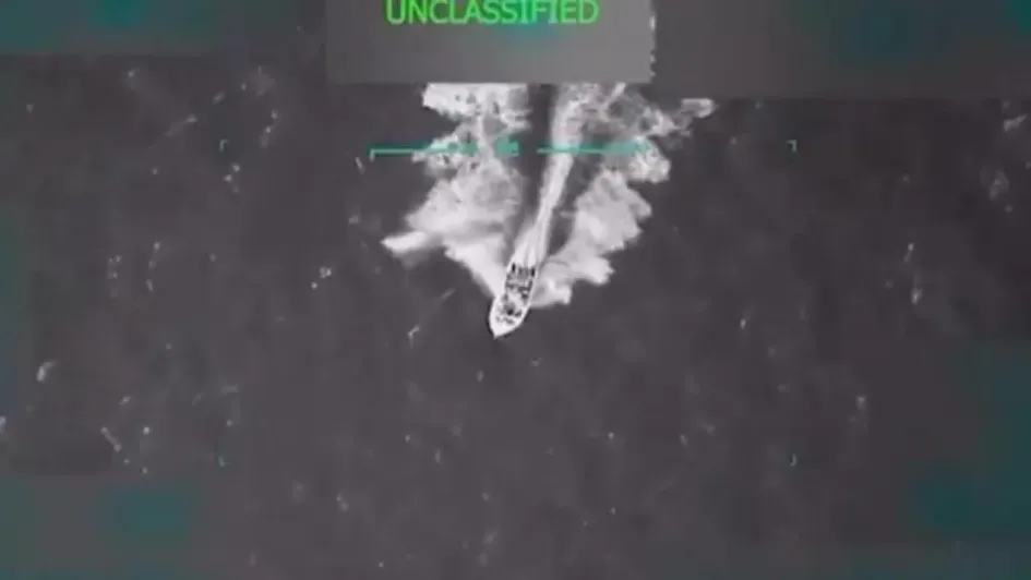 Imagen de la embarcación que supuestamente transportaba droga, antes de ser abatida por el Ejército estadounidense.