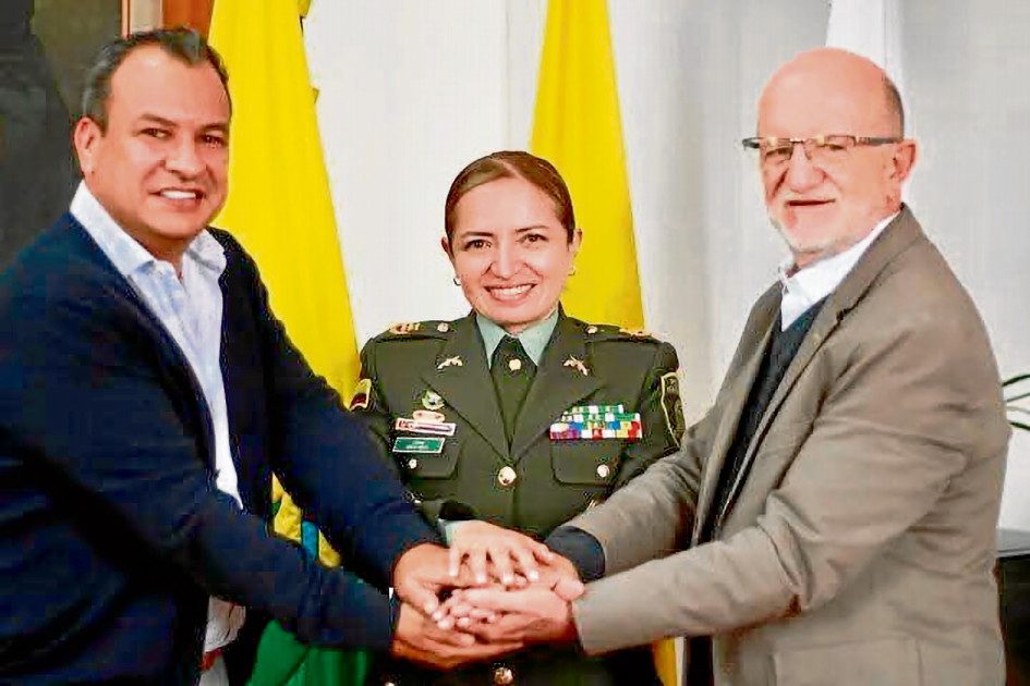 El gobernador de Caldas, Henry Gutiérrez, y su secretario de Gobierno, Jorge Andrés Gómez, se reunieron con la nueva comandante del Departamento de Policía Caldas.