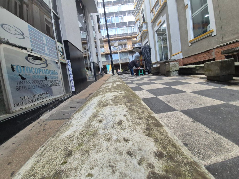 Estos muros pequeños de concreto están sucios y con musgo.