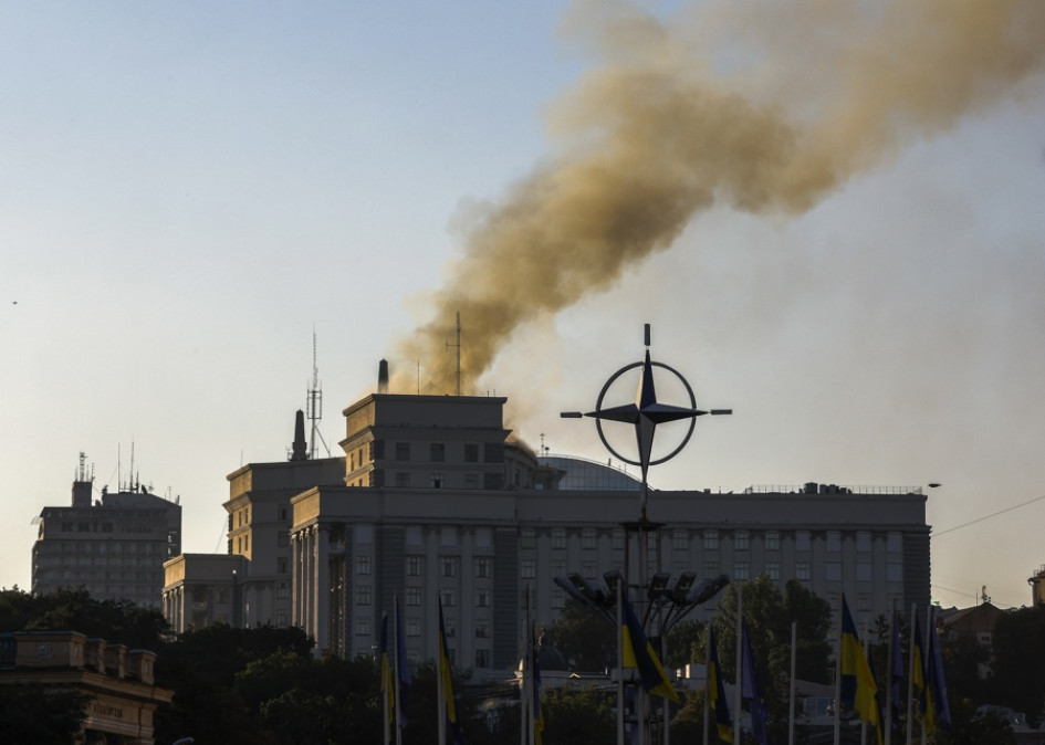 El humo se eleva sobre los edificios que albergan el gabinete de Ucrania en el centro de Kiev, Ucrania, el 7 de septiembre de 2025, en medio de la invasión rusa.