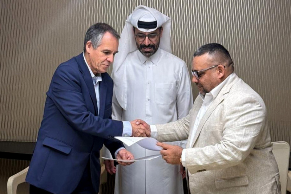 Álvaro Jiménez (i), estrechando la mano del vocero del Clan del Golfo, Luis Armando Pérez Castañeda (d), y al ministro de estado del Ministerio de Relaciones Exteriores de Catar, Mohammed bin Abdulaziz bin Saleh Al-Khulaifi, en Doha (Catar).