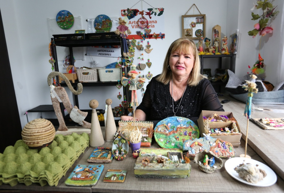 Foto | Luis Trejos | LA PATRIA Desde hace un año Alba Lucía Arias encontró en el papel maché con cubetas de huevos la forma ideal para realizar de manera creativa su arte. Ella aprovecha diferentes materiales reciclables para hacer pesebres y otros diseños para su emprendimiento Artemigana. En la imagen trabaja en la figura de un gato.