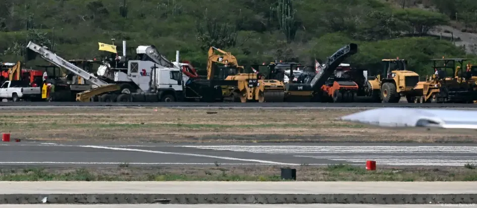 Maquinaria levanta los restos de una avioneta que se estrelló en el Aeropuerto Internacional Simón Bolívar en Maiquetía, Estado La Guaira, Venezuela.