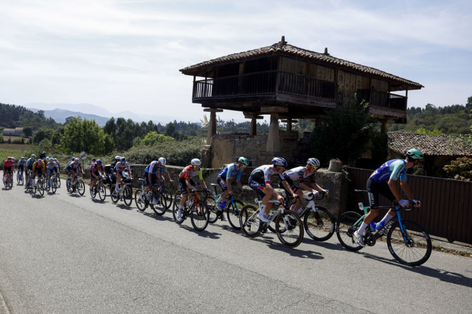 El pelotón durante la decimocuarta etapa de la Vuelta ciclista a España que se disputa este sábado sobre 135,9 kilómetros