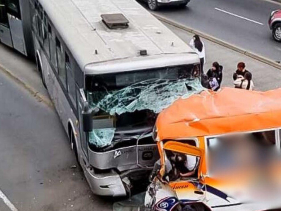 Hasta el lugar del accidente llegaron unidades de los bomberos, agentes de la Policía Nacional y personal de la Municipalidad de Lima Metropolitana.