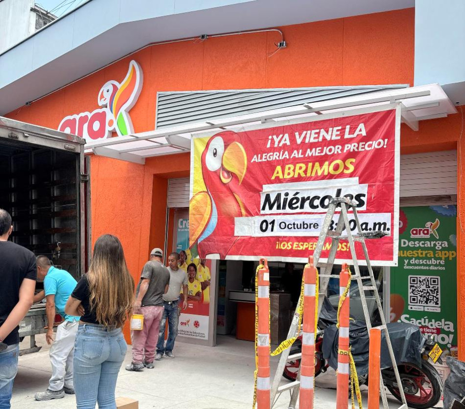 Así se ve el movimiento en Ara, en la avenida Santander de Manizales, ante el afán de tener todo listo para abrir el miércoles de la próxima semana. 