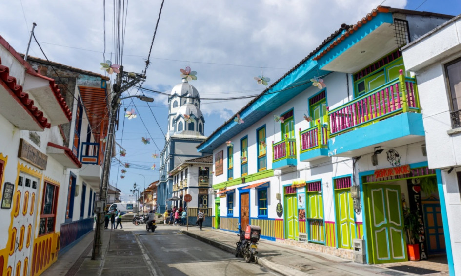 Ecuador impulsa el turismo en el Quindío con alianzas estratégicas en Expofer 2025