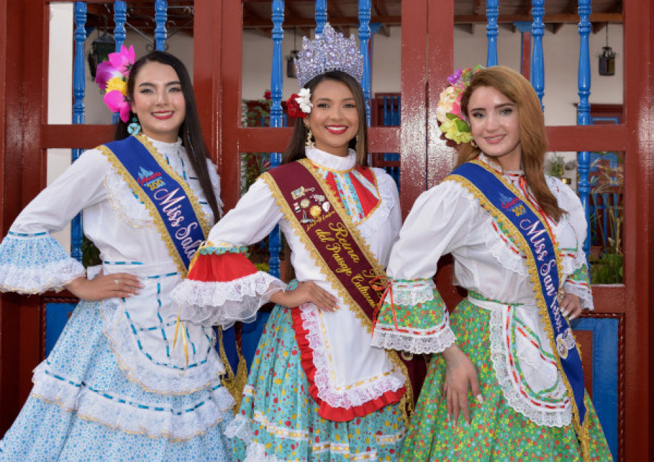 De izquierda a derecha: Dahiana Grisales Sepúlveda, reina del Bicentenario de Salamina; Laura Sofía Orozco Dávila, reina Nacional del Paisaje Cultural Cafetero (PCC); e Isabela Mejía Serna, del corregimiento San Félix (Salamina).