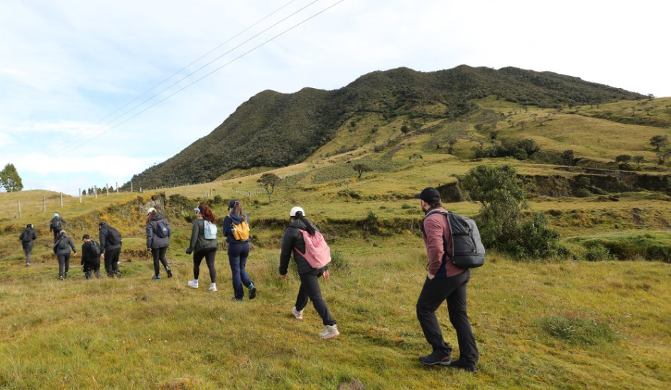 Foto | Luis Trejos | LA PATRIA El Volcán Cerro Bravo está ubicado contiguo al Páramo de Letras, sobre la carretera que comunica a Manizales con Mariquita (Tolima), ofrece a los senderistas un camino de complejidad media para llegar a los 4.000 m s.n.m. Actualmente el Volcán cuenta con un nivel de actividad de alerta verde y su subida es segura.