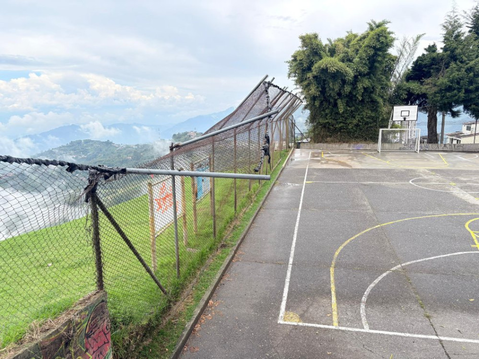 Este es el estado de la malla rota en la cancha de Chipre.
