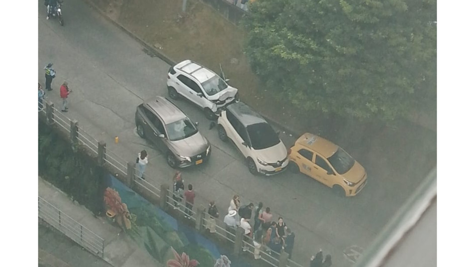 En el siniestro resultaron involucrados un taxi y dos camionetas.