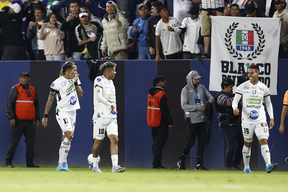 Dayro Moreno (i) de Once Caldas celebra un gol este miércoles, en un partido por los cuartos de final de la Copa Sudamericana entre Independiente del Valle y Once Caldas en el estadio Banco Guayaquil en Quito (Ecuador).