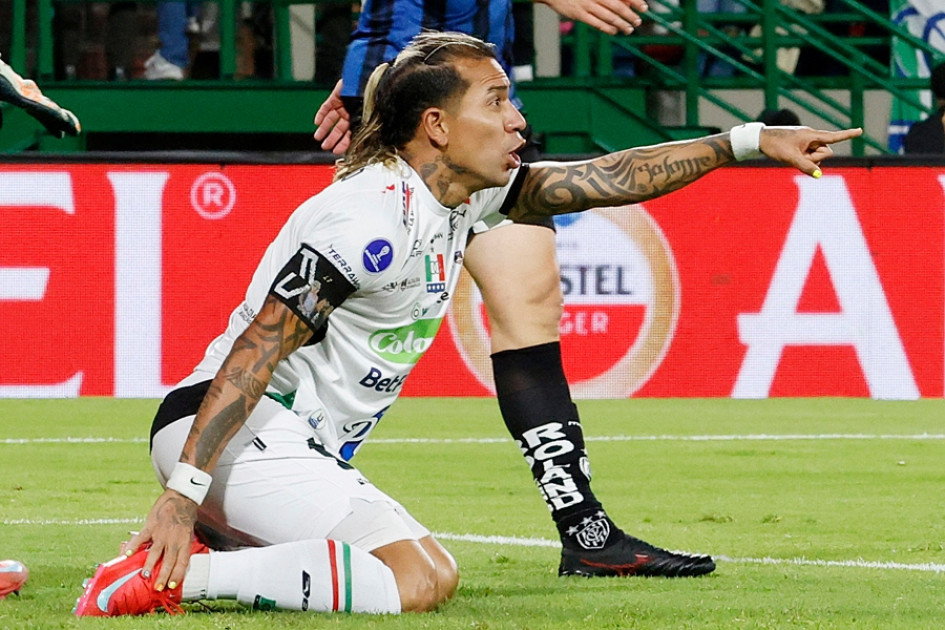 Dayro Moreno (d) de Once Caldas reacciona este miércoles, en un partido de cuartos de final de la Copa Sudamericana entre Once Caldas e Independiente del Valle en el estadio Palogrande en Manizales (Colombia).