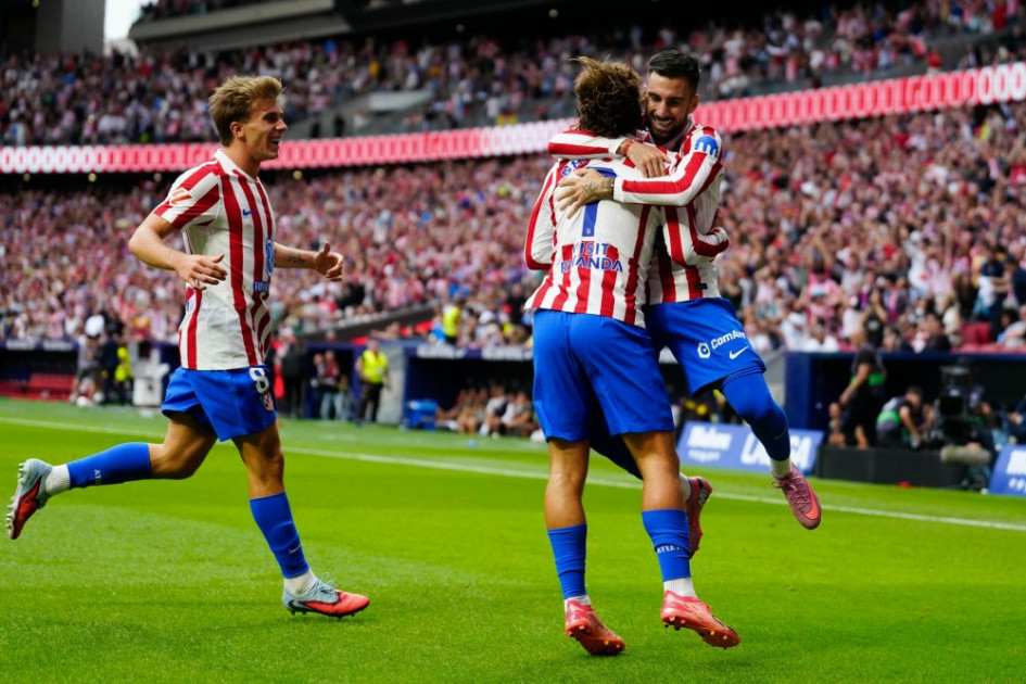 El delantero del Atlético de Madrid Antoine Griezmann celebra con sus compañeros Alex Baena y Pablo Barrios el gol 5-2 en el partido de LaLiga. 