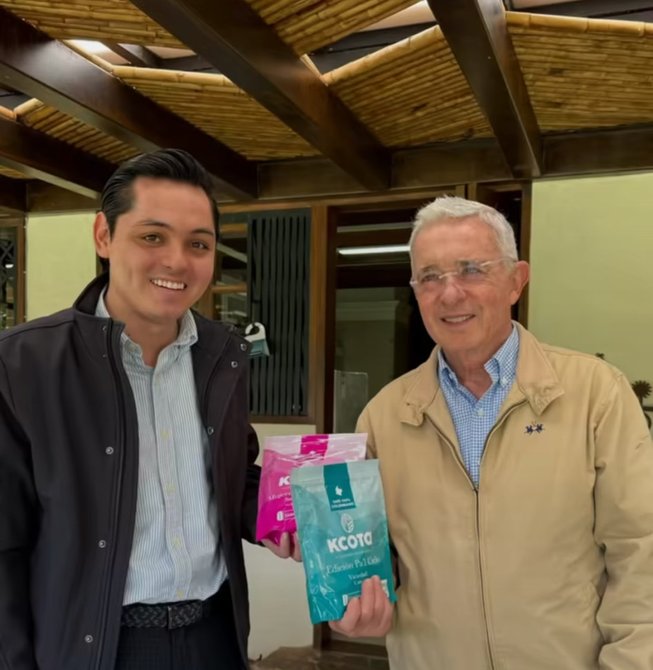 Jorge Andrés Arango, alcalde de Samaná, entregándole las muestras de café al Álvaro Uribe Vélez, expresidente de Colombia. 