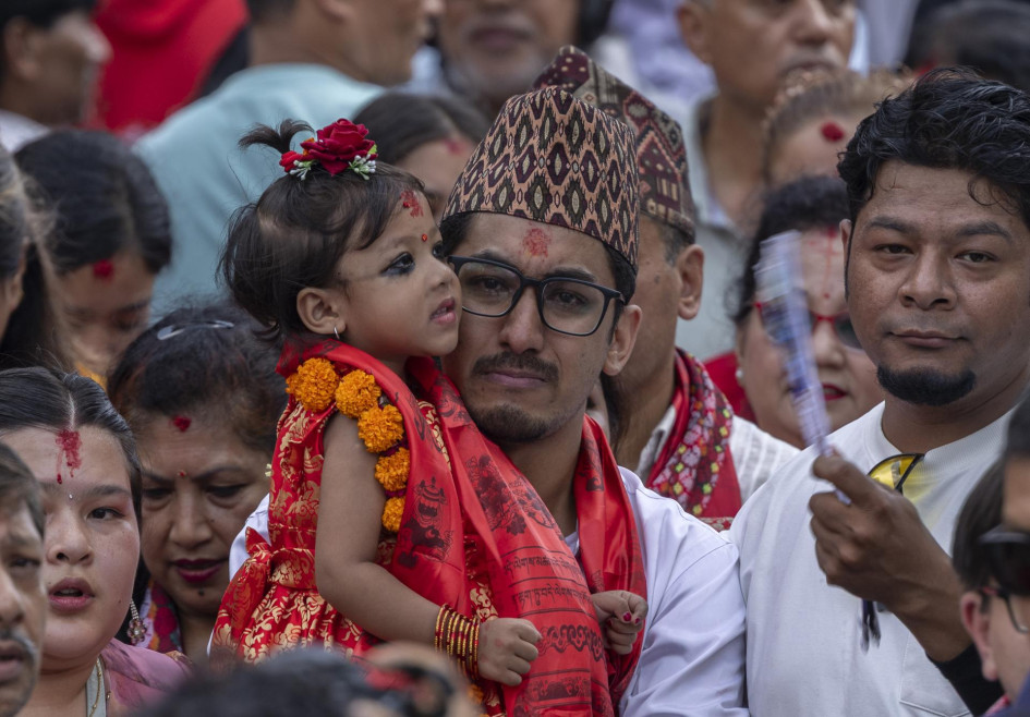 El padre de la recién nombrada Diosa Viviente de Nepal, Kumari Aryatara Shakya, se ve emocionado mientras lleva a su hija a la Casa Kumari en Katmandú.