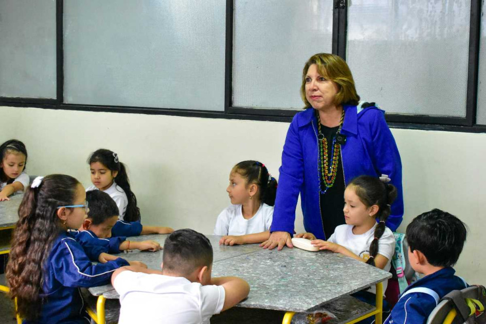 Los estudiantes de transición de la Escuela Normal Superior de Caldas recibieron la dotación de mesas y sillas hechas con material reciclado.