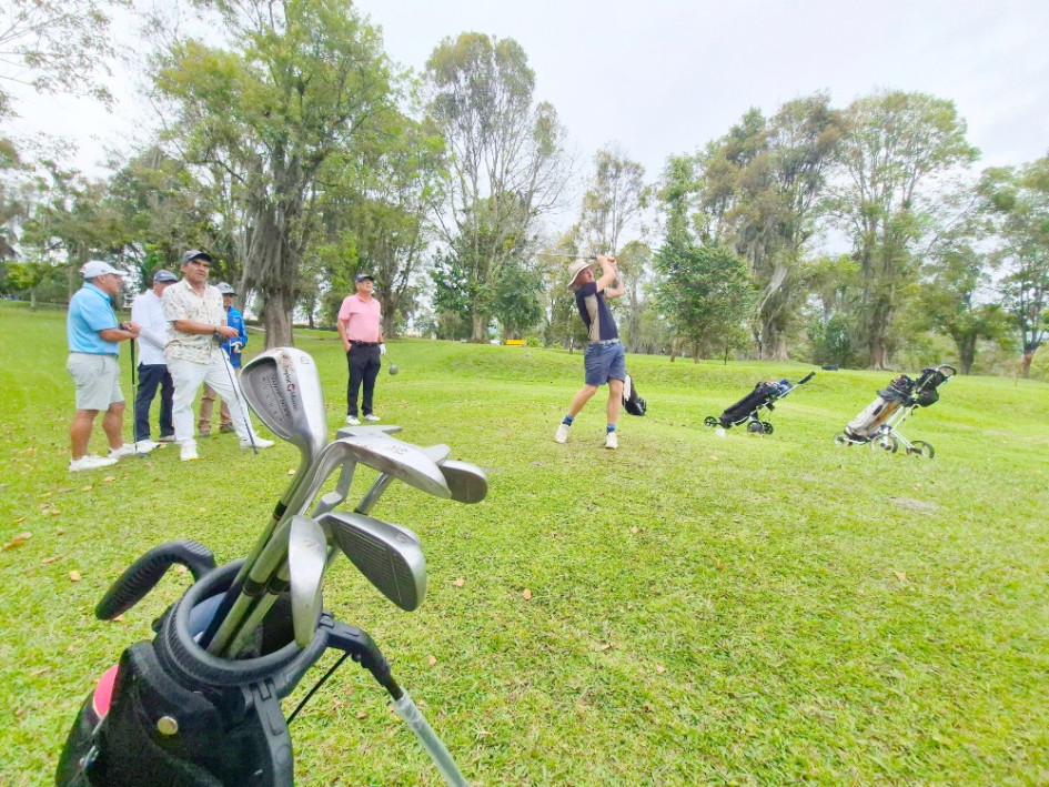 El campo de golf del Bosque Popular El Prado de Manizales, rescatado hace 15 años, se ha convertido en un referente de inclusión, especialmente para los adultos mayores. El Club de Golf Bosque Popular es para todos, sin distinción de edad ni recursos. Lo que realmente importa aquí es la voluntad de disfrutar y convivir.