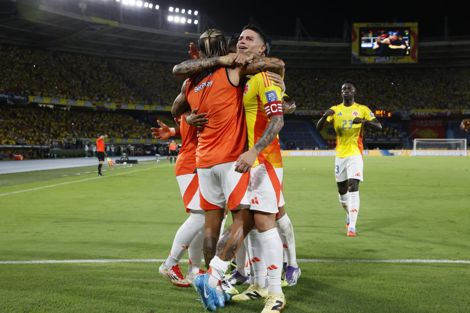 Jugadores de Colombia celebran un gol este jueves, durante un partido por las eliminatorias a la Copa Mundial 2026 entre Colombia y Bolivia en el estadio Metropolitano en Barranquilla (Colombia).