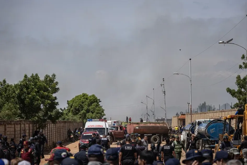 Personas caminan por la zona afectada debido a una explosión de una fábrica de fuegos artificiales este jueves, en San Francisco (Venezuela).