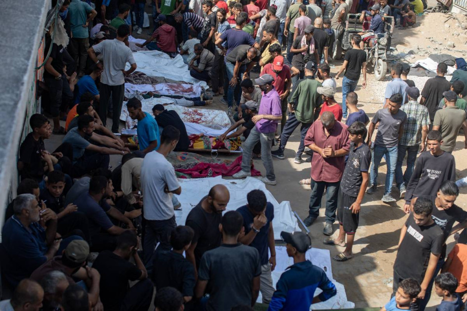 Palestinos reaccionan cerca de los cadáveres de los fallecidos en ataques aéreos israelíes, en el patio del Hospital al-Shifa en la ciudad de Gaza, el 7 de septiembre de 2025.