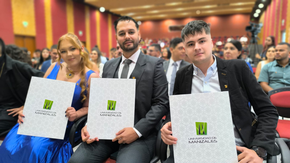 Catherine Betancurt Quintero, Jesús Hernando López Zuluaga y Donald Jeison Herrera Vargas son las primeras personas que obtienen su título profesional en este ámbito en el país.